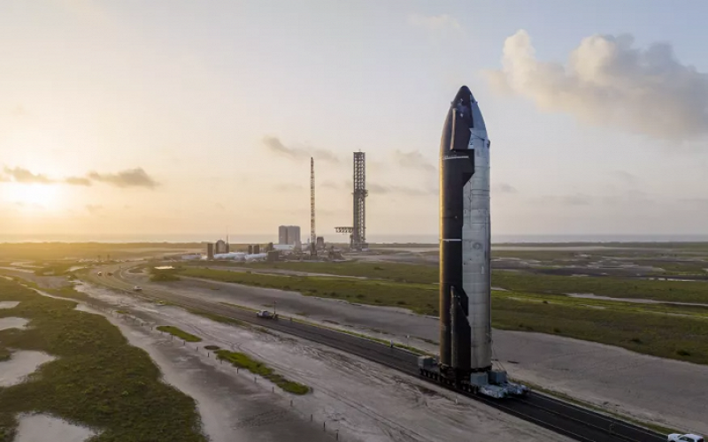 Фото: SpaceX выкатила прототип Starship на стартовую площадку перед первым орбитальным полётом