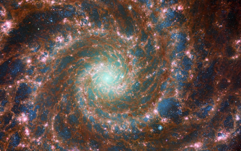 «Хаббл» и «Джеймс Уэбб» впервые поработали вместе. Астрономы поделились комбинированным снимком «Призрачной галактики» 