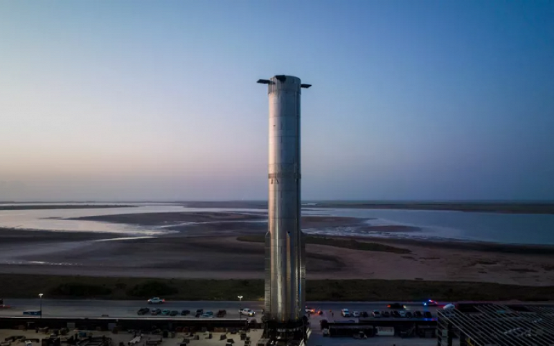 SpaceX выкатила новую огромную ракету Starship Super Heavy на площадку перед следующим запуском: фото и видео
