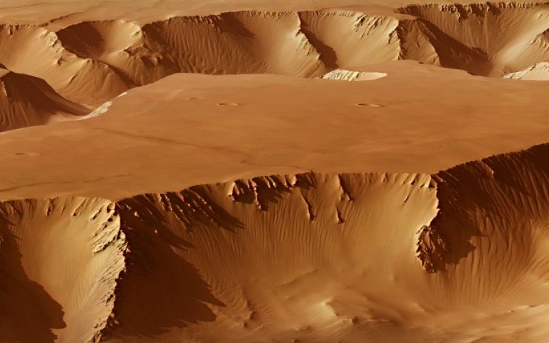 Ученые предлагают взглянуть вблизи на титанический Ночной Лабиринт Марса 