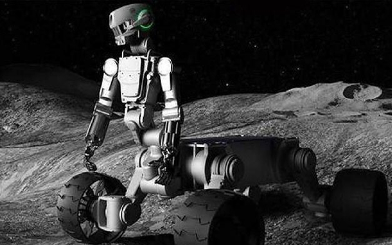 В Звездном городке показали робота, который будет возводить лунную станцию 
