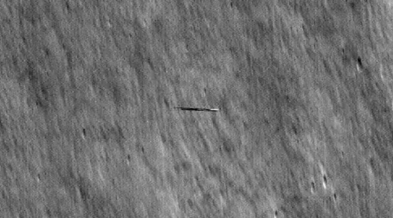 NASA сфотографировало странный объект, летящий над поверхностью Луны